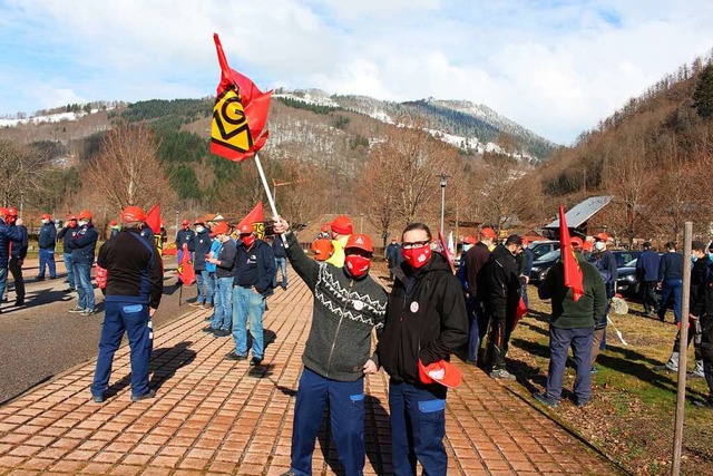 Rund 100 Mitarbeiter der Firma Zahoran...t eine Kundgebung der IG Metall statt.  | Foto: Martin Klabund