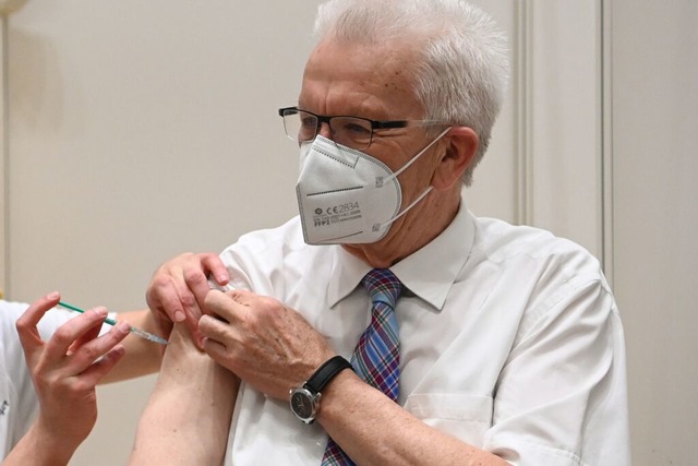 Kretschmann erhlt erste Impfung gegen das Coronavirus  | Foto: MARIJAN MURAT (AFP)