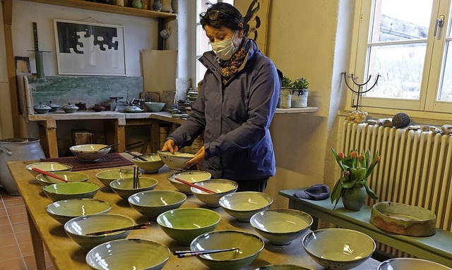 Ein Tisch voller Bowls ist ein Anziehu...m Atelier von  Beatrix Sturm-Kerstan.   | Foto: Roswitha Frey