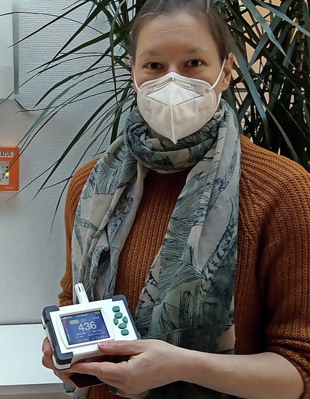 Carmen Schuble mit einem der neuen CO2-Messgerte.  | Foto: Stefan Pichler