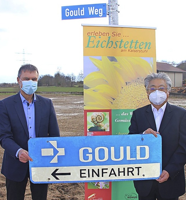 Brgermeister Michael Bruder und  Masa... des neuen Gould-Weges in Eichstetten.  | Foto: Horst David