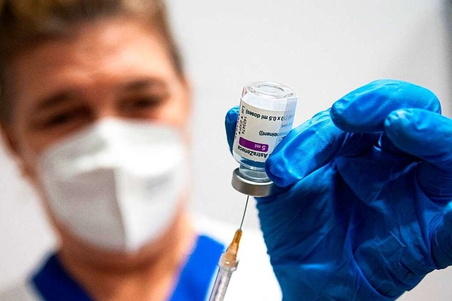 Der Astrazeneca-Impfstopp ist aufgehob...den kommenden Tagen nachgeholt werden.  | Foto: MARCO BERTORELLO (AFP)