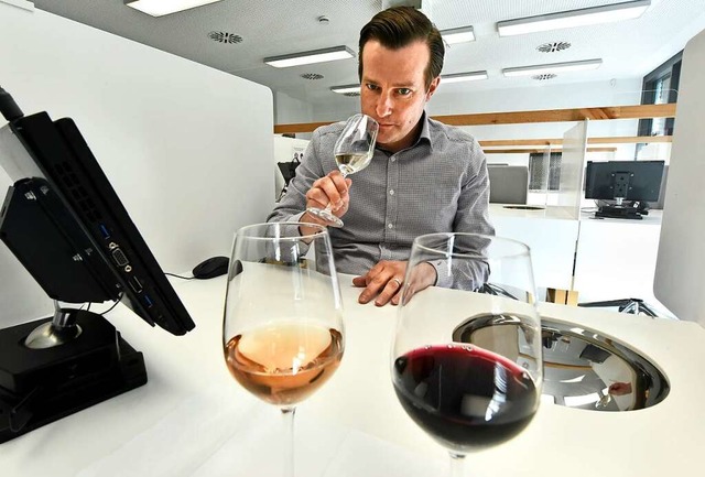 Wolfgang Egerer im Sensorikraum des Weinbauinstituts.  | Foto: Michael Bamberger