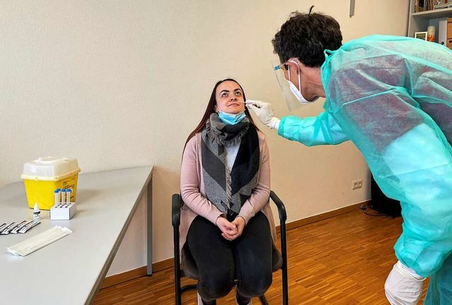 Martin Mller von der Karls-Apotheke testet eine Erzieherin.  | Foto: Gemeinde Kippenheim