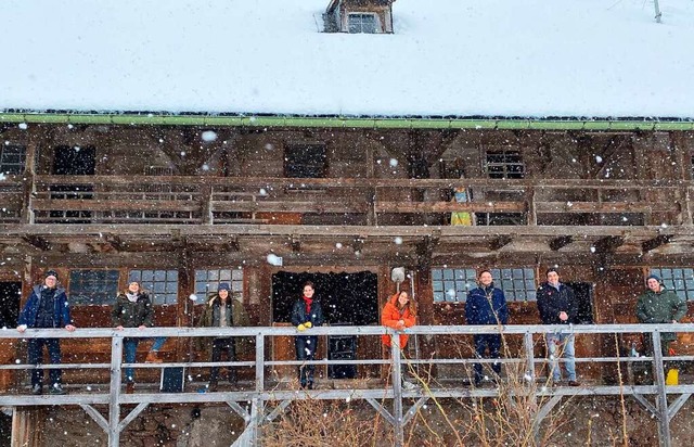 Drehstart am Windberghof mit (von link...des Winters die Anfahrt des Filmteams.  | Foto: Schiwago Film/DOMAR Film/Marvin Schatz