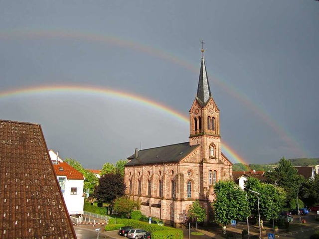 Der Bau der katholischen Kirche St. Be...e Alte Stadtkirche spielte eine Rolle.  | Foto: privat