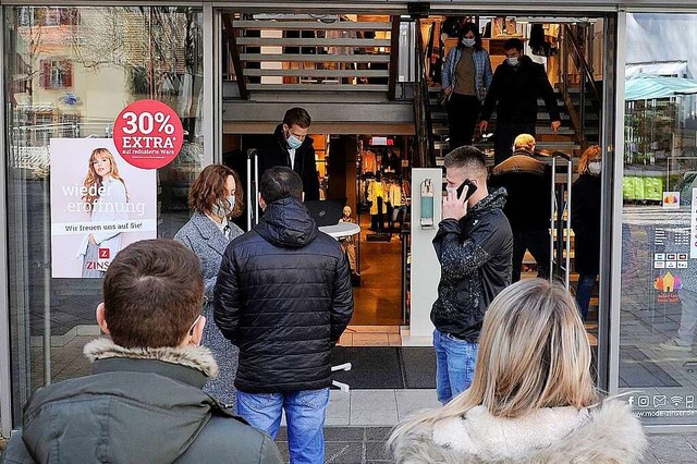 Einkaufen ist mit beschrnkter Kundena...&#8211; knnen da schon mal vorkommen.  | Foto: Bettina Schaller