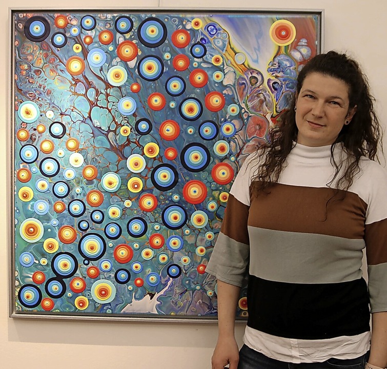 Malerin Melanie Burkard und ein Werk i...nen &#8222;Blob Pouring&#8220;-Technik  | Foto: zVg/Burkard