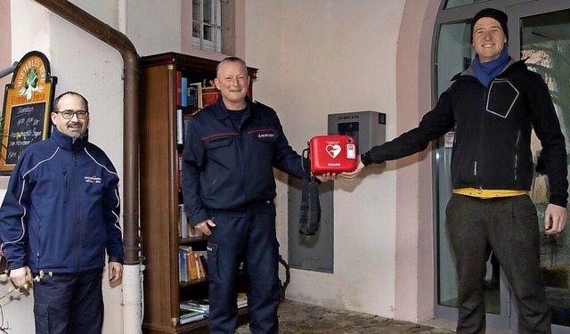 Einen Notfalldefibrillator bergaben A...nks) an Ortsvorsteher Christoph Ries.   | Foto: Volker Mnch