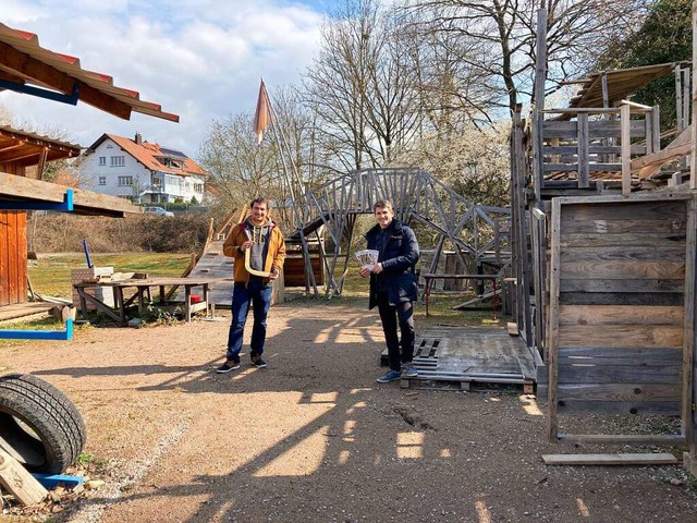 Auf dem Httenbauplatz: Malte Lindeman...de in der Pandemie fr Kinder da sein.  | Foto: Dora Schls