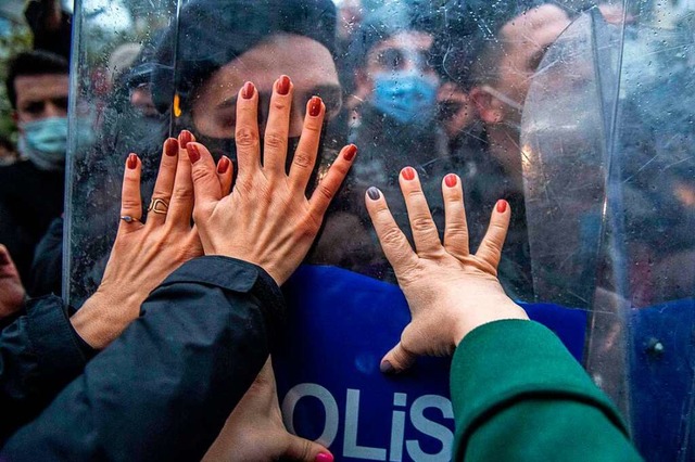 Frauen in der Trkei protestieren am W...es Landes aus der Istanbul-Konvention.  | Foto: BULENT KILIC (AFP)