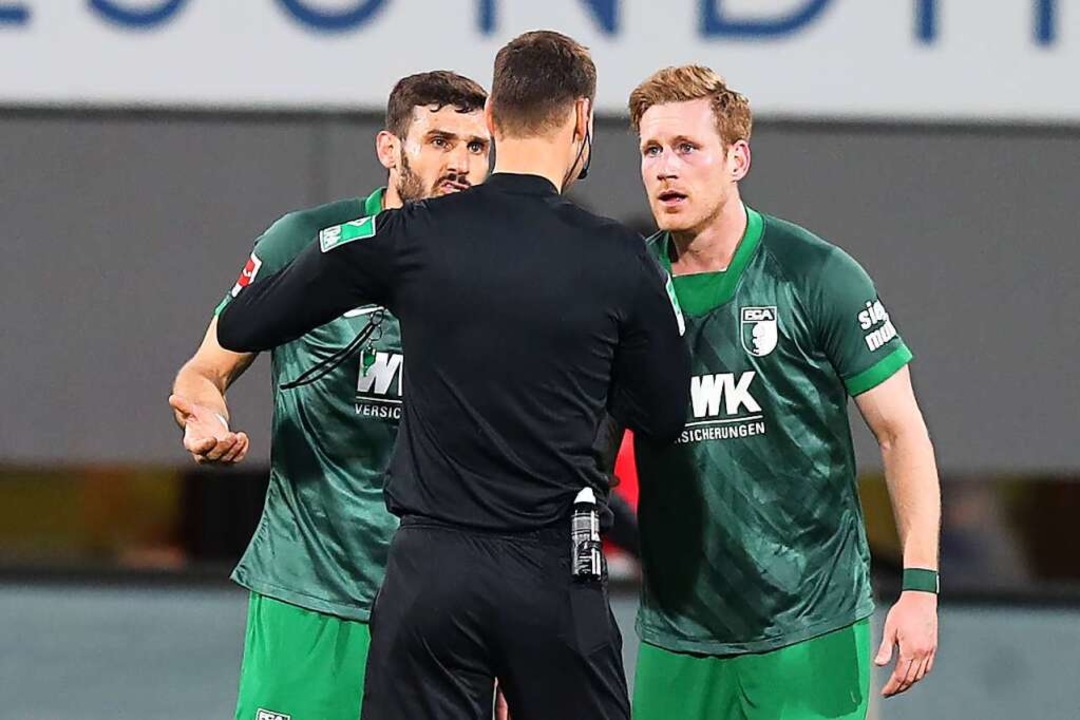 Redebedarf hatten die Augsburger Spieler ber 90 Minuten.  | Foto: Tom Weller (dpa)