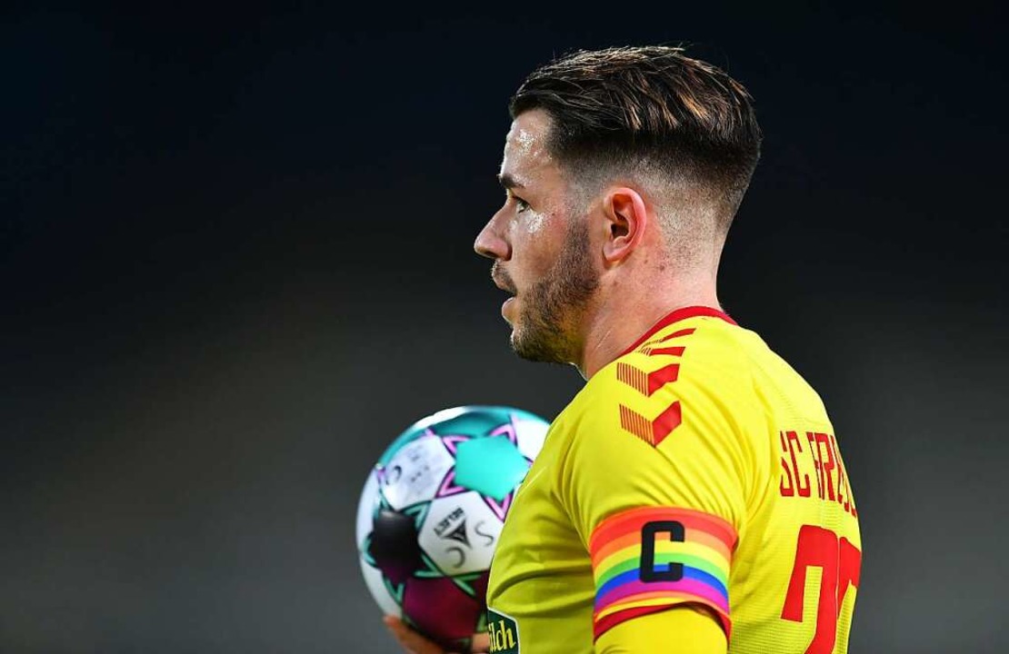 SCKapitän Christian Günter erzwingt gegen Augsburg den Führungstreffer