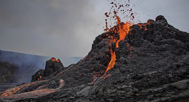 Der erste Ausbruch seit 800 Jahren:  D...nd Lavafontnen spritzen in die Hhe.   | Foto: Marco Di Marco (dpa)