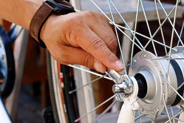 Der Verein Bike Bridge vermittelt unte...erem Kenntnisse im Fahrrad-Reparieren.  | Foto: Osterland (stock.adobe.com)