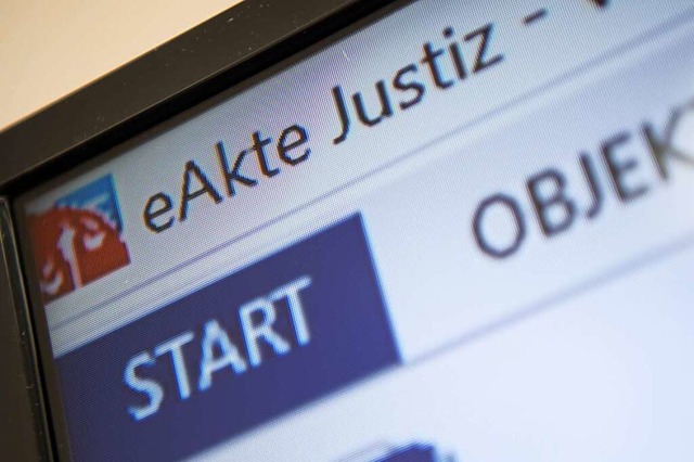 Die elektronische Akte wird kommen und...enen IT-Abteilung auf die Entwicklung.  | Foto: Sebastian Gollnow (dpa)