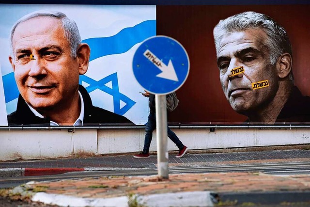 Auf einem Wahlkampfplakat fr den rech...positionsfhrer Yair Lapid abgebildet.  | Foto: Oded Balilty (dpa)