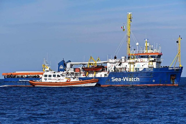 Die &#8222;Sea-Watch 3&#8220; vor der Kste Siziliens. (Archivbild 2019).  | Foto: Salvatore Cavalli (dpa)