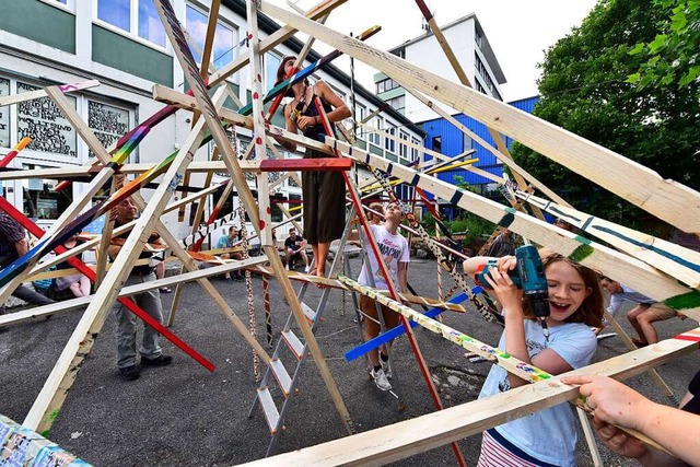 Beim Jugendkunstparkour 2020 entstand ...n eindrucksvolles Dachlattenkunstwerk.  | Foto: Thomas Kunz