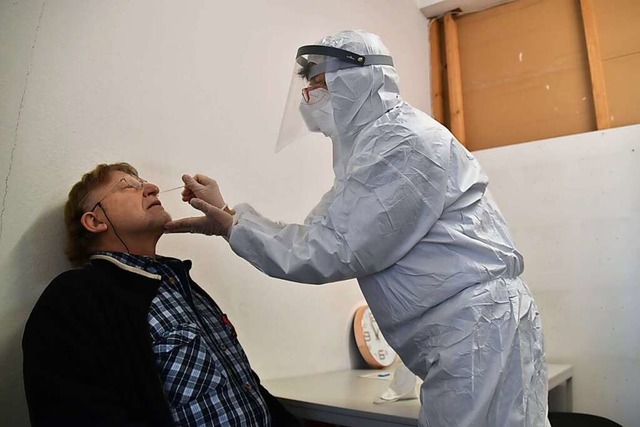 Geschulte Mitarbeiter nehmen im neuen Testzentrum routiniert Abstriche.  | Foto: Nicolai Kapitz