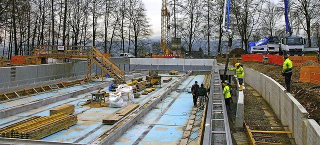 Der Stahlbetonbau kommt vor der Edelstahlverkleidung des Beckens.  | Foto: Richard Kaiser