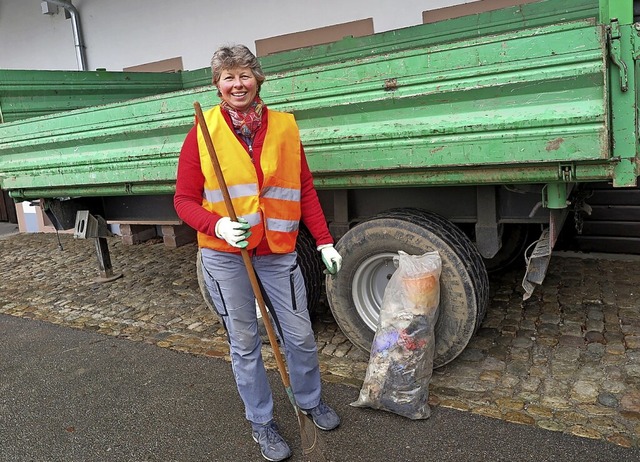 Helfer gesucht: Claudia Schlenker vom ...ige Untersttzung bei der Dorfputzete.  | Foto: Beatrice Ehrlich