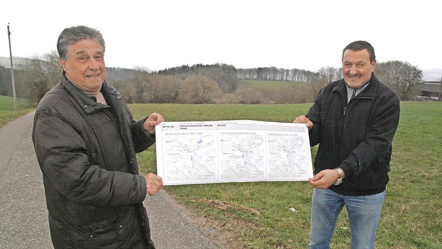 Klaus Denzinger (links) und Franz Kief...it einem Auszug des Teilregionalplanes  | Foto: Peter Schtz
