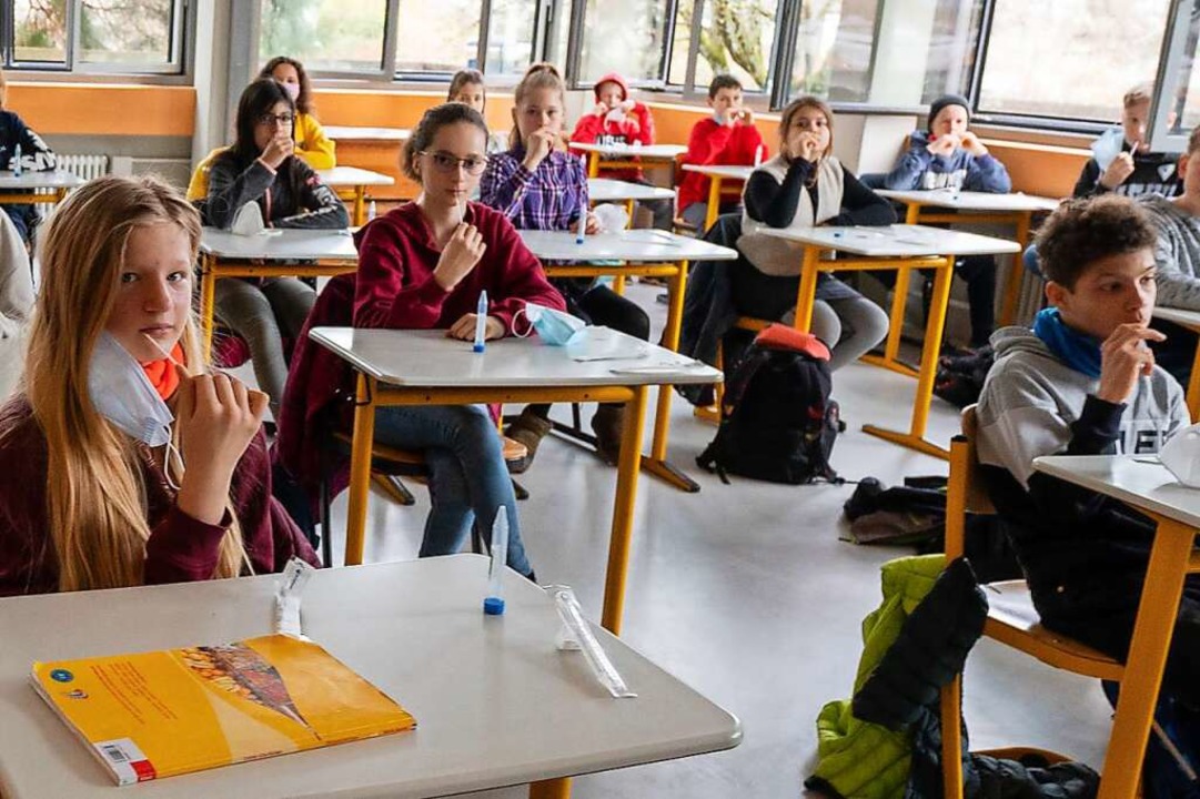 Schlerinnen und Schler am Droste-Hl...n am Montag den Lollitest ausprobiert.  | Foto: Patrick Seeger/Stadt Freiburg