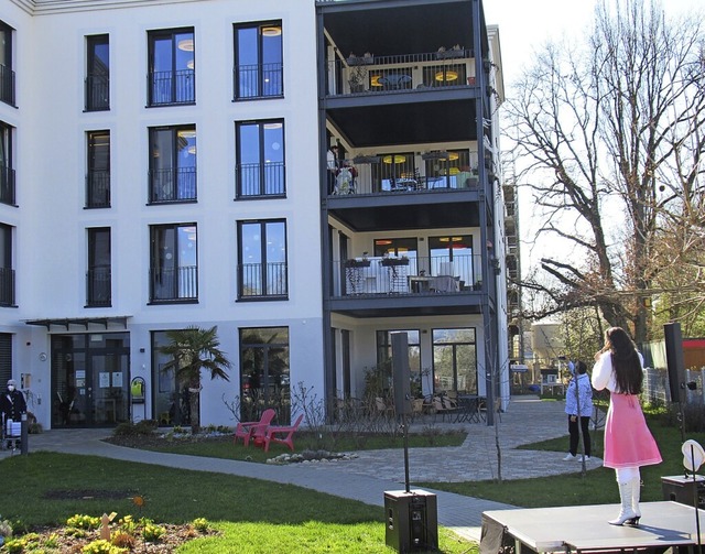 Camilla Kalfass singt vor dem Haus Lim...auf Balkone und in den  Garten locken.  | Foto: Susanne Kerkovius