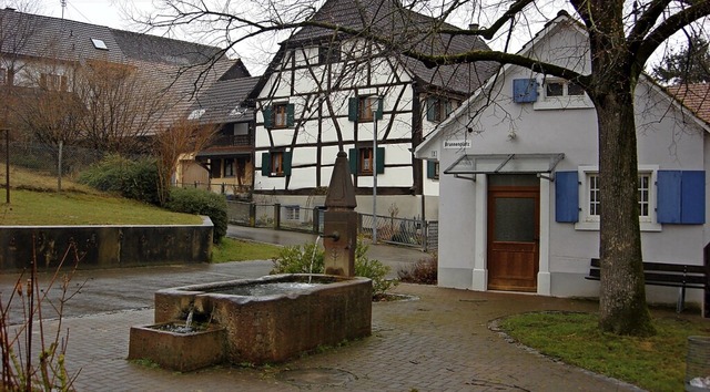 Der Brunnen in Welmlingen soll am Samstag zum Osterbrunnen werden.  | Foto: langelott