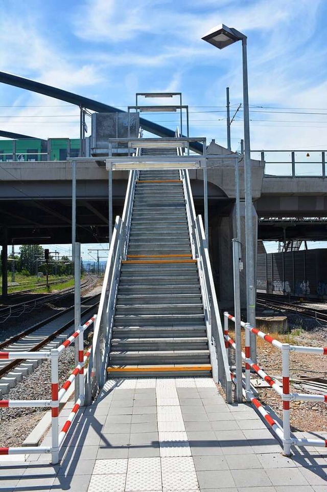 Diese Treppe bleibt bis Ende 2027 der einzige Zugang zu Gleis 8.  | Foto: Hannes Lauber