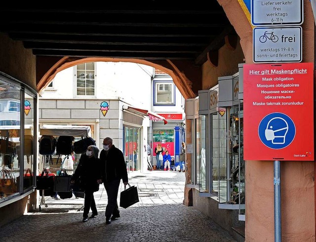 Seit zwei Wochen gilt Maskenpflicht in...sen mehrsprachige Schilder darauf hin. | Foto: Bettina Schaller Seit zwei Wochen gilt Maskenpflicht in...sen mehrsprachige Schilder darauf hin. | Foto: Bettina Schaller