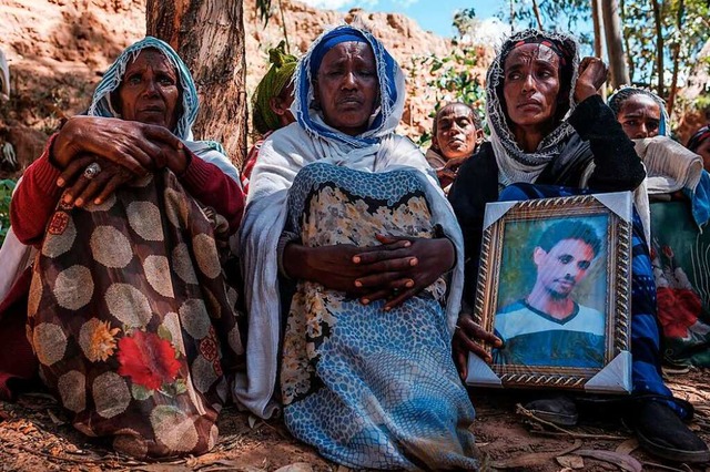Nach einem Massaker in Tigray trauern ...en eritreische Armeeangehrige sein.    | Foto: EDUARDO SOTERAS (AFP)
