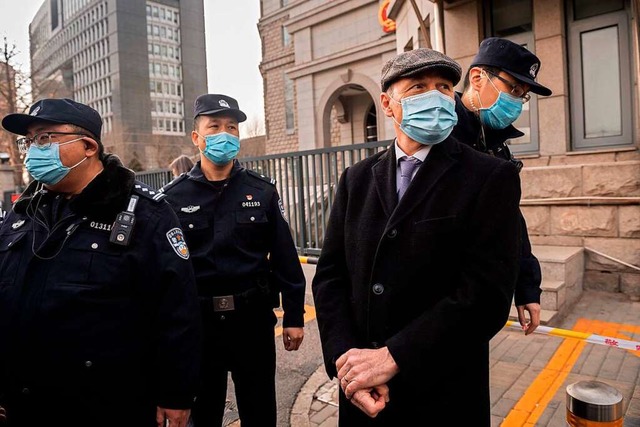 Jim Nickel (rechts), Geschftstrger d...Botschaft,  vor dem Gericht in Peking.  | Foto: NICOLAS ASFOURI (AFP)