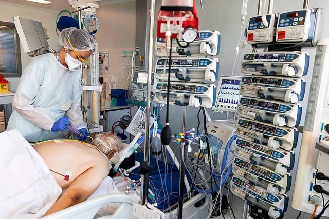 Ein Covid-19-Patient wird in einer Straburger Klinik behandelt (Archivbild)  | Foto: Jean-Francois Badias (dpa)