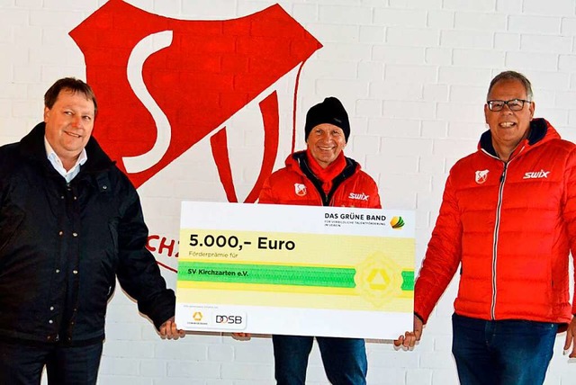 Stephan Summ berreichte den Scheck vo...r Huhn vom SV Kirchzarten (von links).  | Foto: Gerhard Lck
