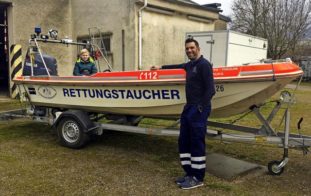 Matti Kupper und Rettungstaucher Olive...Standort der Freiburger Tauchergruppe   | Foto: Martin Kupper