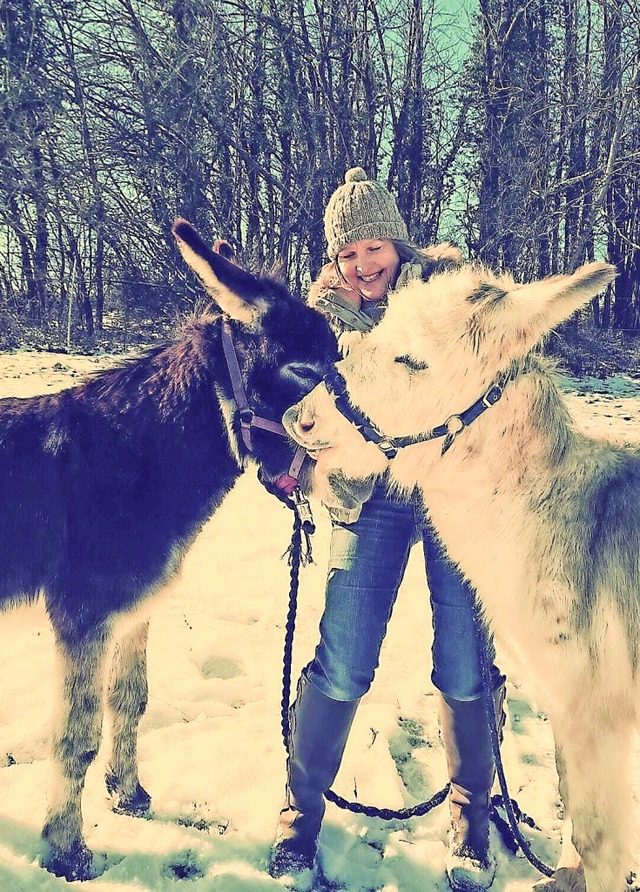 Ein zufriedenes Trio: Christine Hll mit zwei Eseln ihres Gnadenhofs  | Foto: privat