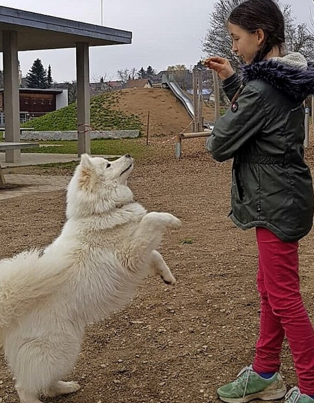 Emily Rieder spielt mit Smilla.  | Foto: privat