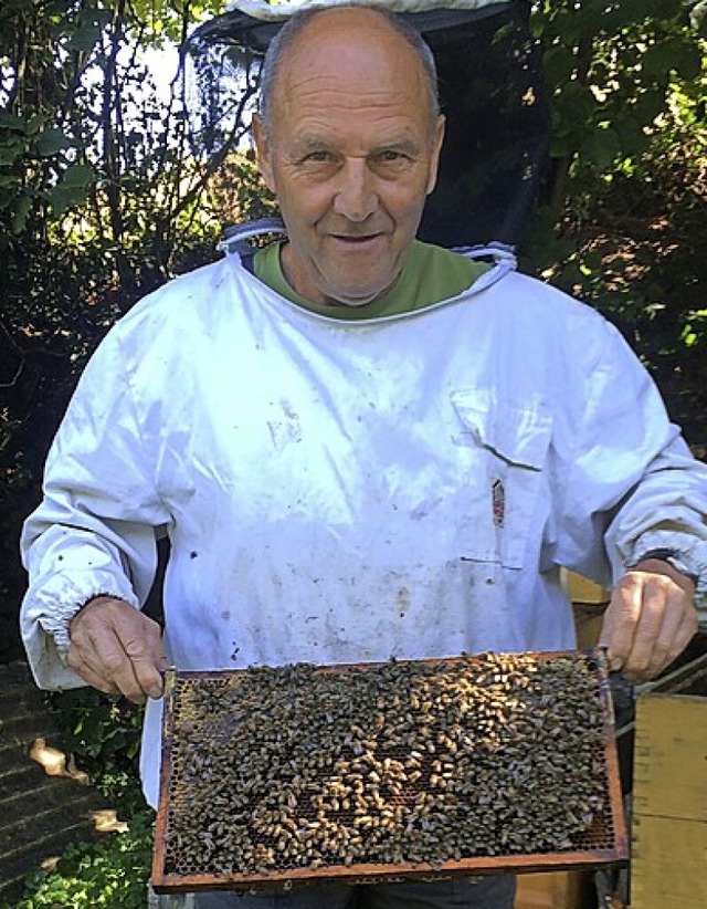 Adelbert Barth hlt eine Wabe voller Bienen vor sich.   | Foto: privat