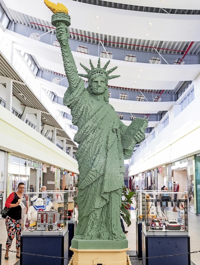 Diese Lego-Freiheitsstatue gehrte zu ...gebaut hat. Sie ist 3, 46 Meter hoch.   | Foto: Andreas Lander