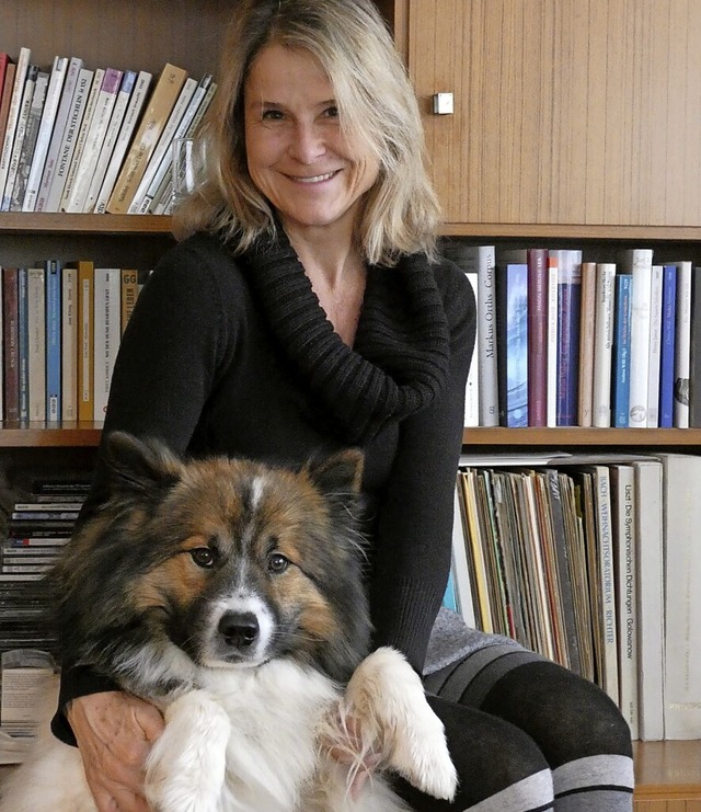 Lehrerin Anne Weh und ihr Hund Bailey, der gern mit ihr in die Schule geht.  | Foto: privat