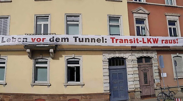 Ein Banner entlang der B31 fordert ein Ende des Transit-Lkw-Verkehrs.  | Foto: privat