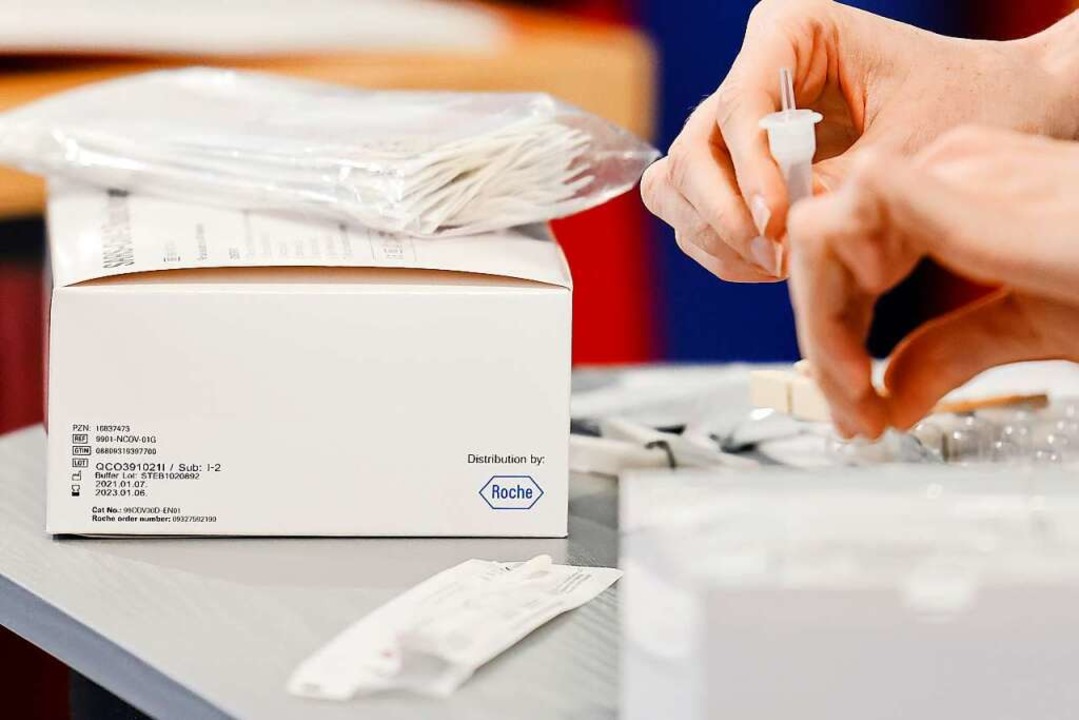 Ein Paket mir Sars-CoV-2 Antigen-Tests liegt auf einem Tisch.  | Foto: Frank Molter (dpa)