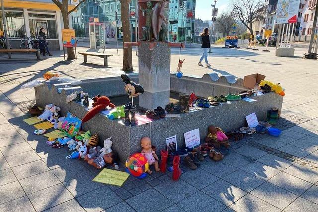 Protest mit Kinderschuhen und einem Hakenkreuz in Rheinfelden