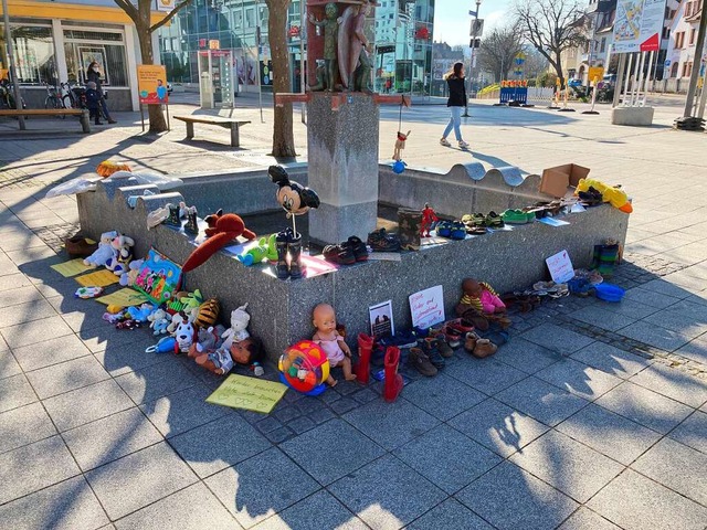 Spielzeug und Schuhe, aber auch  Notiz... sich am Narrenbrunnen in Rheinfelden.  | Foto: Dora Schls