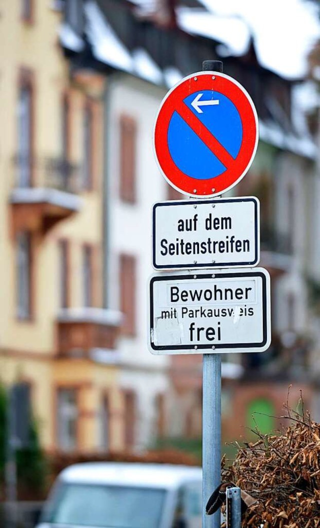 Der Bewohnerparkausweis in Freiburg  soll teurer werden.  | Foto: Michael Bamberger