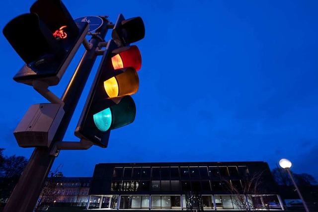 Ein Ampel vor dem Stuttgarter Landtag:...eine Ampel-Koalition berhaupt passen?  | Foto: Marijan Murat (dpa)