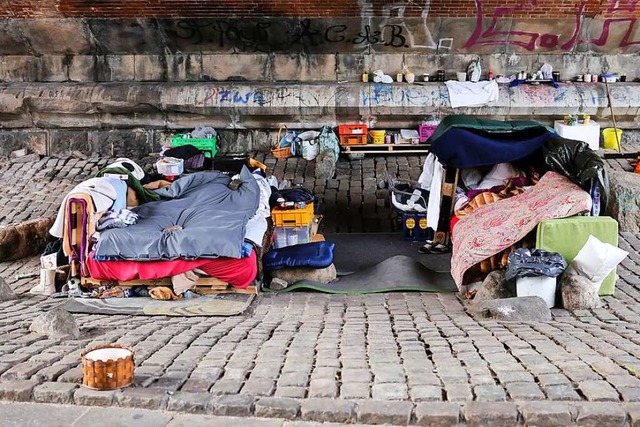 Ein Lager hatten sich Obdachlose im Ge...i verwies sie des Platzes (Symbolfoto)  | Foto: Christian Charisius (dpa)
