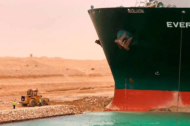 Schlepper und Baggerfahrzeuge bemhten...einer festgefahrenen Lage zu befreien.  | Foto: MARINA PASSOS (AFP)